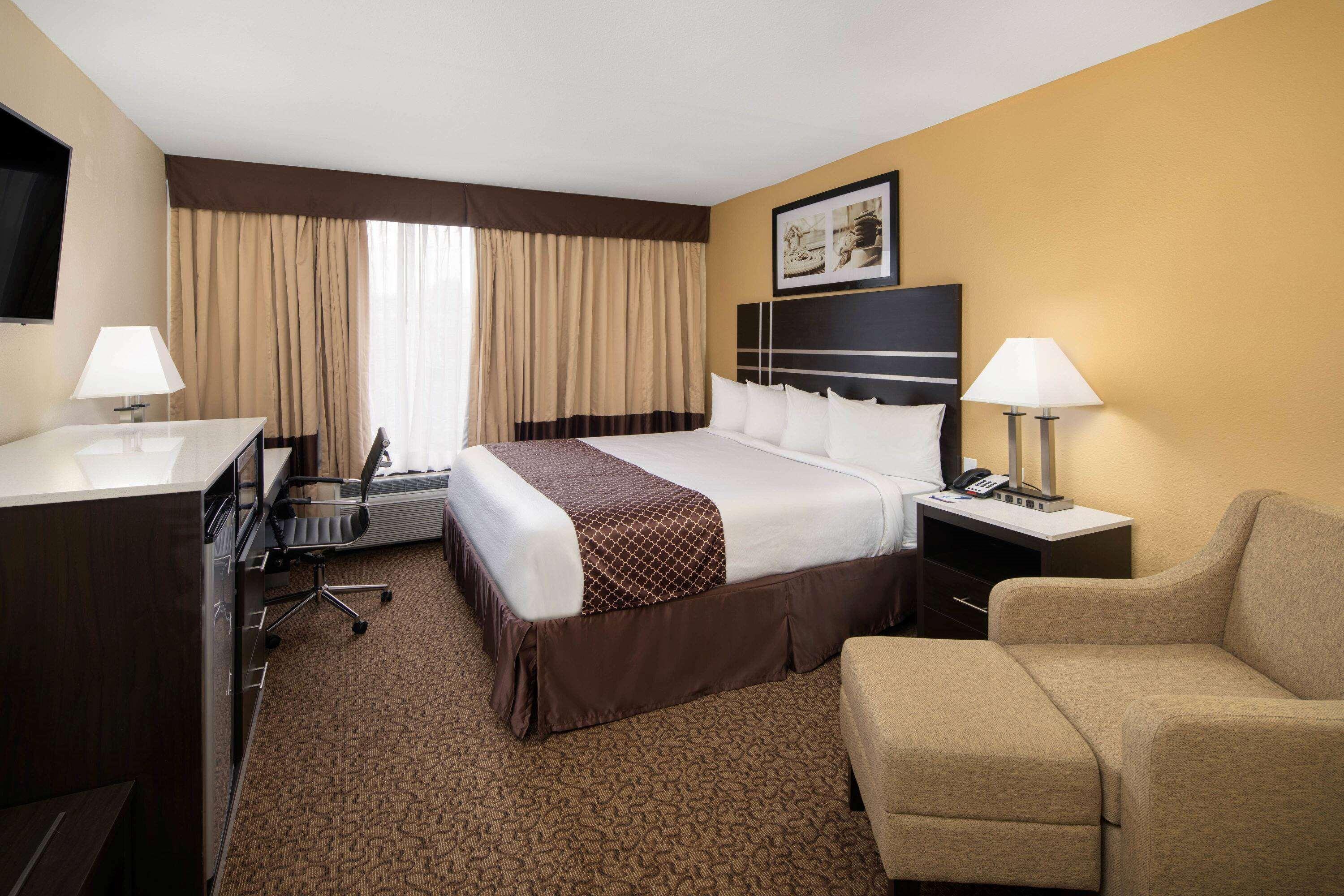 Baymont Inn & Suites By Wyndham Hammond Exterior photo