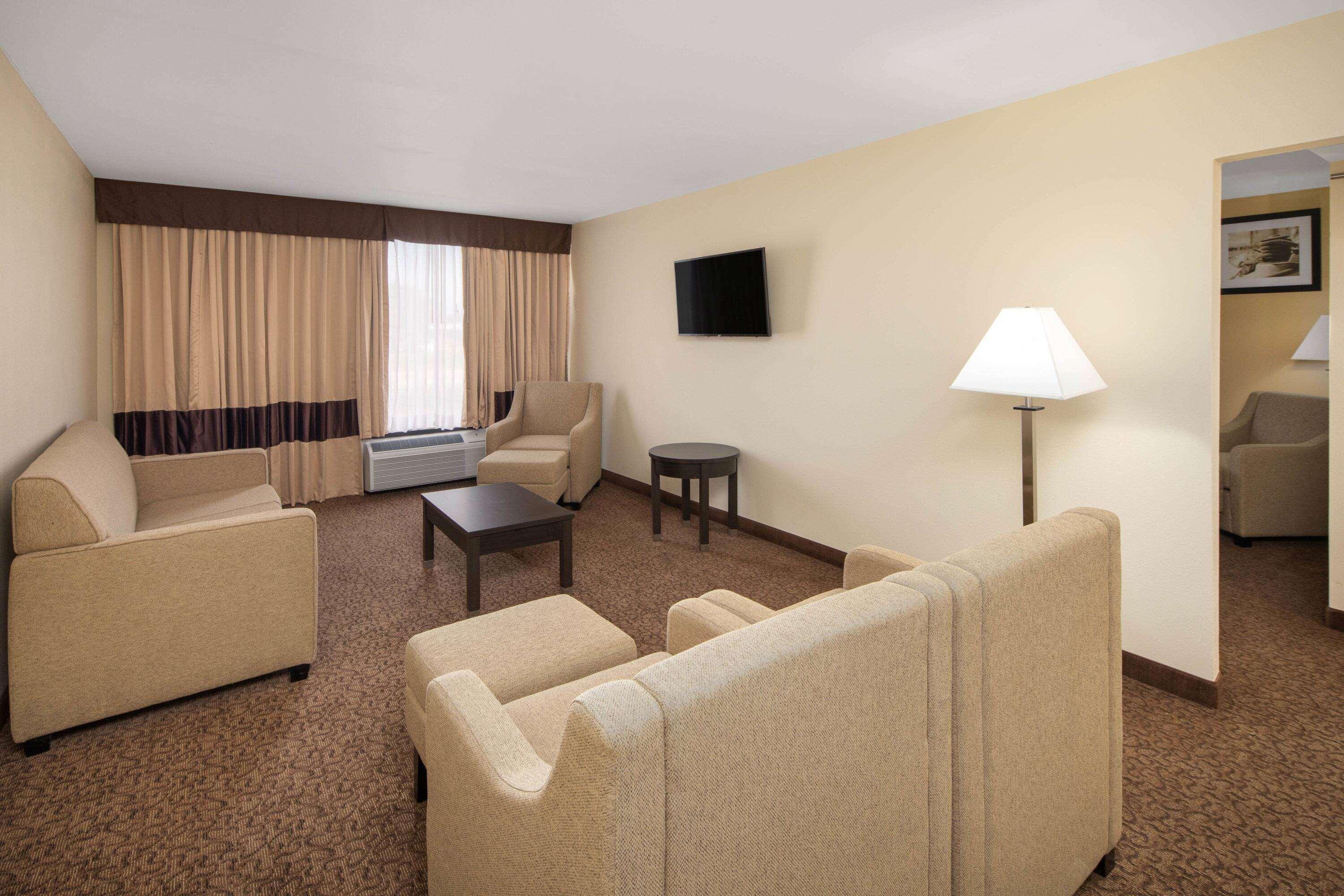 Baymont Inn & Suites By Wyndham Hammond Exterior photo